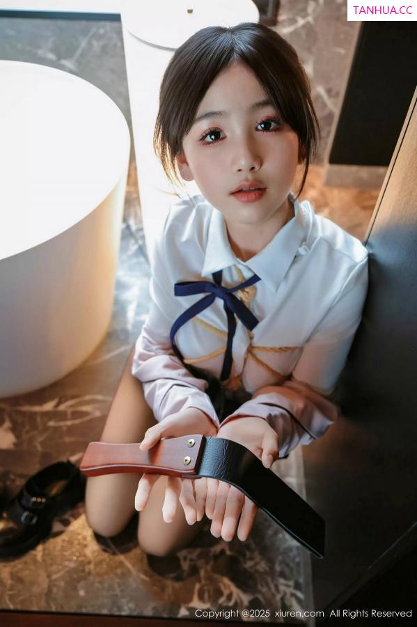  [XiuRen]高清写真图 2025.02.28 No.9949 奶芙乔乔 美腿黑丝第33张图片
